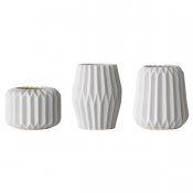 Vaser veckad vit keramik från Bloomingville finns hos halloncollection.se