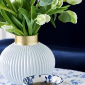 Frostad glasvas med guldkant från Greengate finns online hos halloncollection.se