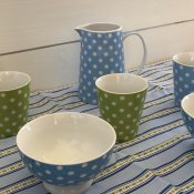 Porslinskanna i prickigt från Falby finns hos halloncollection.se