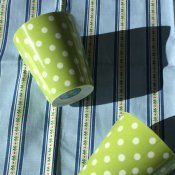 Mugg grön och vitprickig från Falby finns hos halloncollection.se