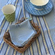 Fat/assiett blå/vit prickig från Falby finns hos halloncollection.se