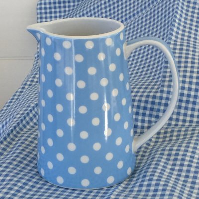 Kanna i prickigt blått/vitt från Falby finns hos halloncollection.se