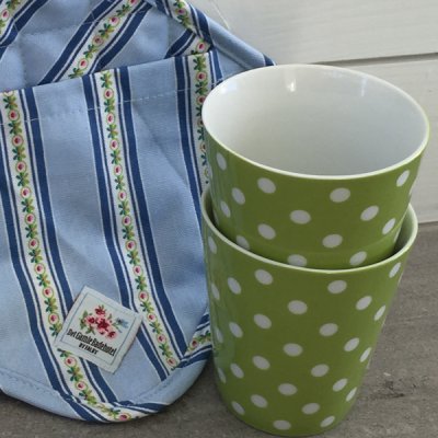 Mugg i grönt med vita prickar från Falby finns hos halloncollection.se
